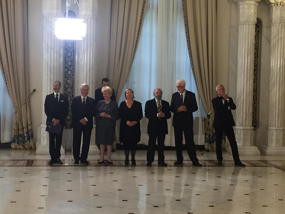 Președintele României s-a înclinat în fața celebrului actor Ion Dichiseanu și a altor șase mari nume ale culturii și artei