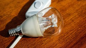 Anunț pentru toți clienții PPC, Hidroelectrica, E.ON sau Engie. Serviciul gratuit oferit de ANRE pentru a face economie la bani