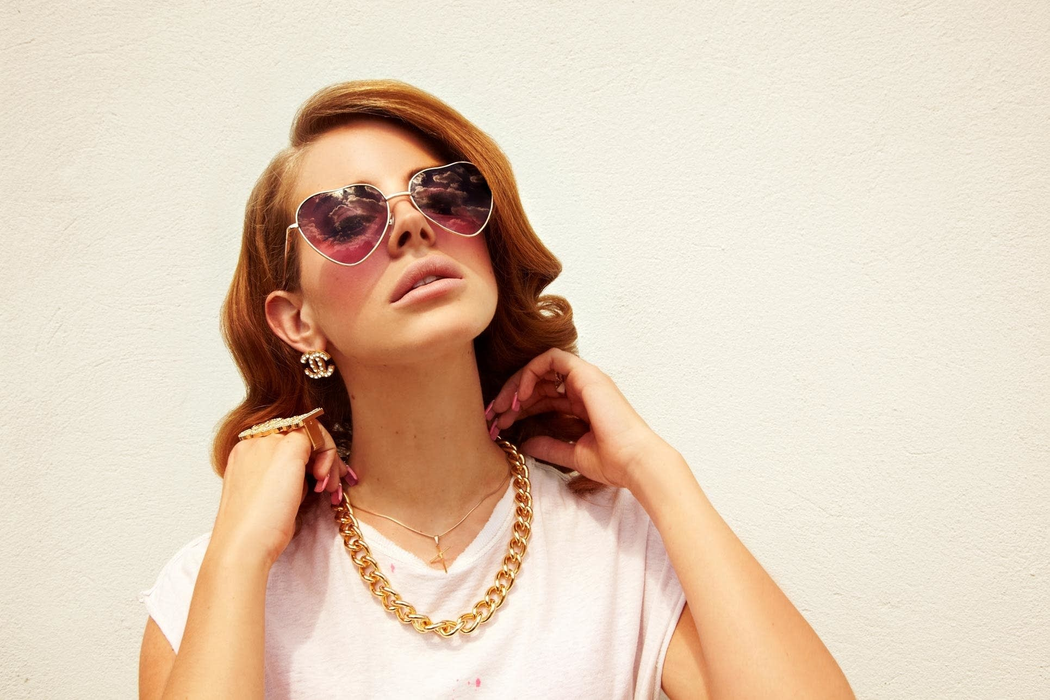 Lana del Rey, atacată de un fan! Avem filmarea care a făcut înconjurul lumii. Artista a tras o sperietură zdravănă