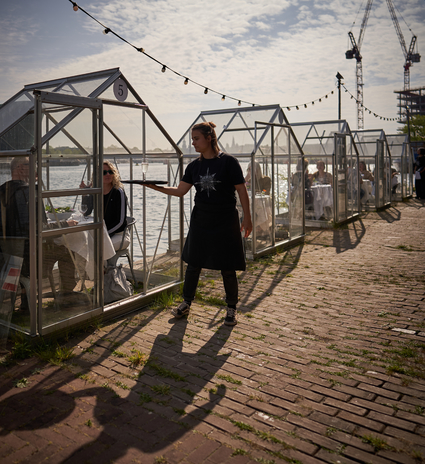 Idee inedită la un restaurant din Amsterdam!  Adăposturi de sticlă, anti-COVID pentru respectarea măsurilor de distanţare socială