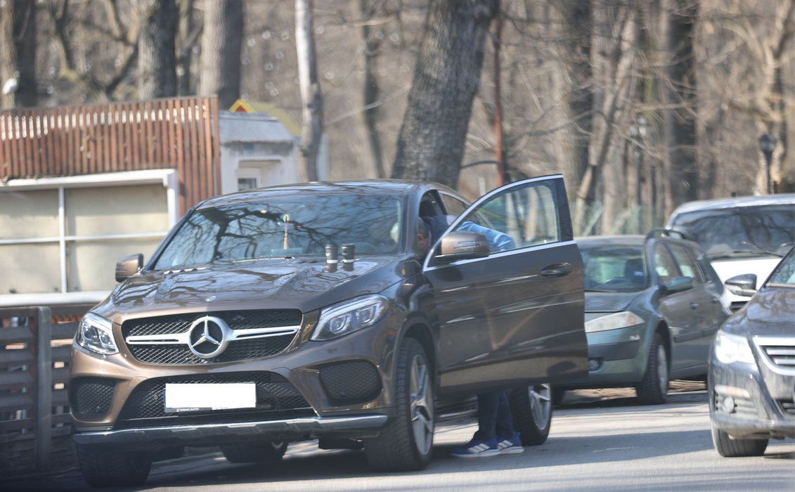 Ilie Năstase verifică ceva la mașină (Foto: CANCAN.RO)