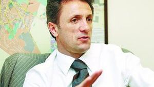 Fiscul a scos la vanzare autocarul scolii de fotbal ce poarta numele lui Gica Popescu