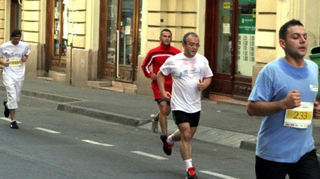 Emil Boc a alergat cinci km la Crosul Companiilor - Uite-l in echipament sportiv