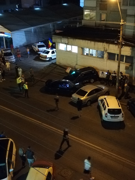 După el potopul! Accident în fața secției de poliție: a lovit trei mașini ale oamenilor legii și a rupt un semafor