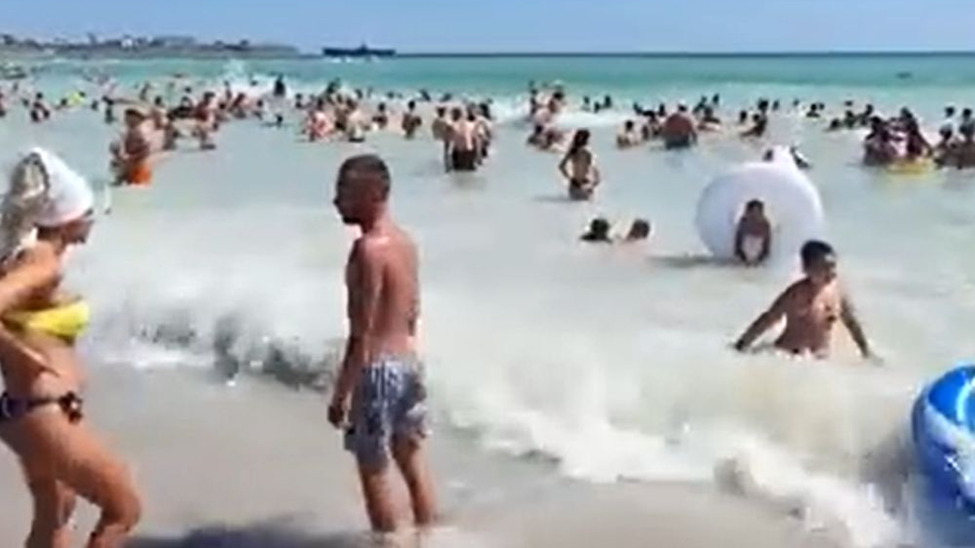 Coronavirusul nu îi mai sperie pe români. Plajele sunt pline la refuz, turiștii sfidează regulile și legea. VIDEO