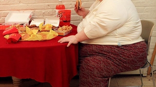 Cea mai grasa mama din lume primeste bani ca sa fie vazuta mancand