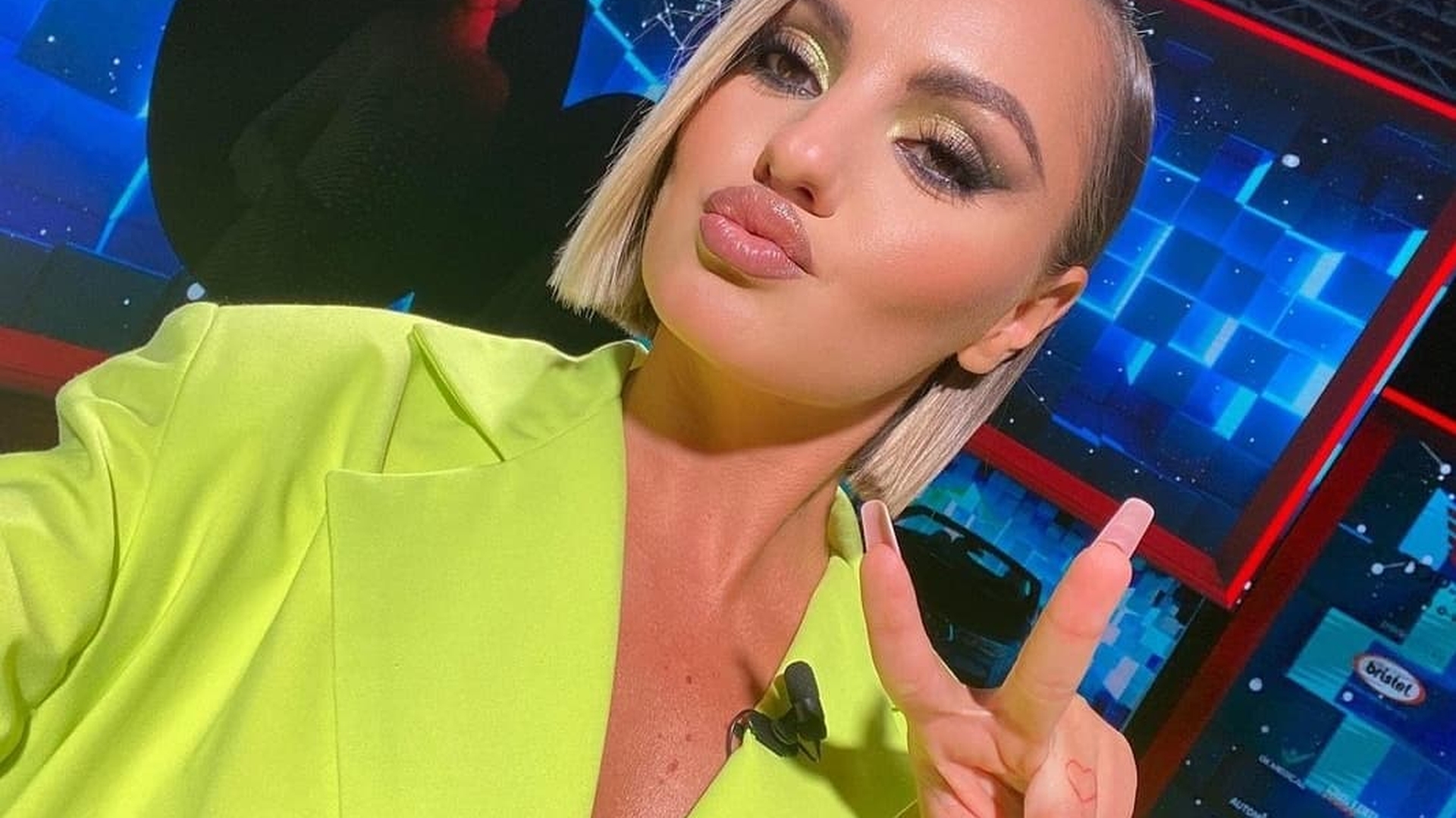 Alexandra Stan i-a pus pe jar pe internauți! Iluzia optică care a păcălit pe toată lumea! Fanii au crezut ca s-a fotografiat goală
