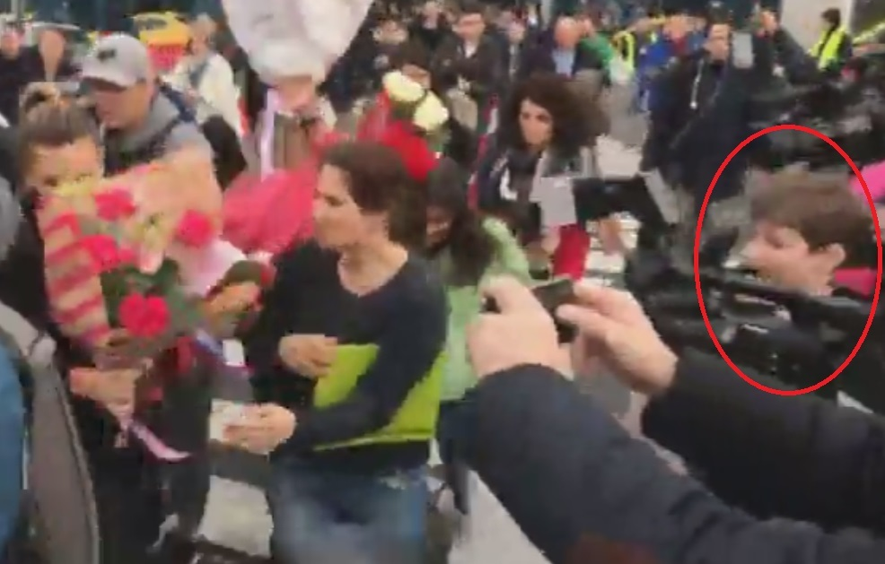 Gest sfâşietor făcut de Simona Halep pe aeroport! Extenuată şi dezamăgită după înfrângerea de la Australian Open, tenismena a clacat şi a făcut praf visul unui copil