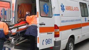 O ambulanță care transporta o fetiță operată pe cord, implicată în accident la Vaslui