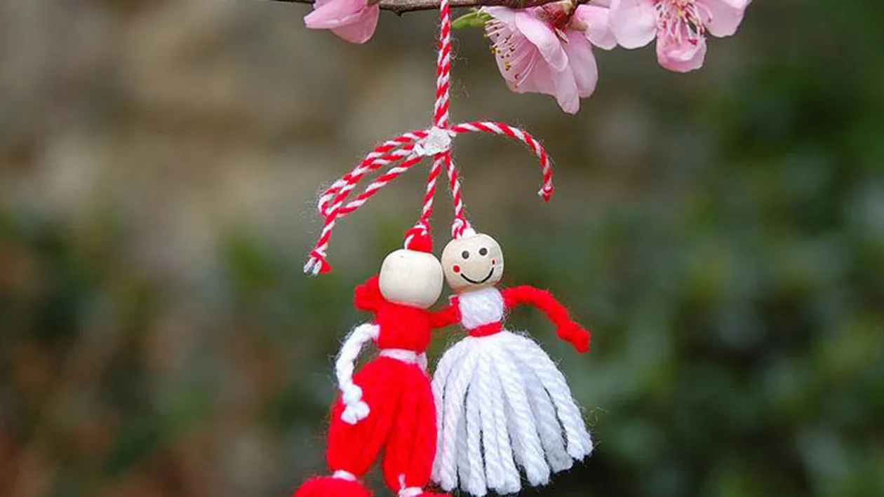 Este un obicei pagân criticat de Biserică! Cui i se inchină fetele care poartă mărţişorul în piept!