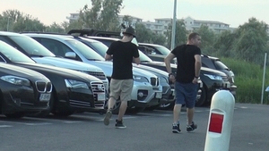 Iulian Moga, figurant fara glorie in videoclipul vietii lui! Regizorul a baut, a dansat pe mese si a urinat in primul tufis