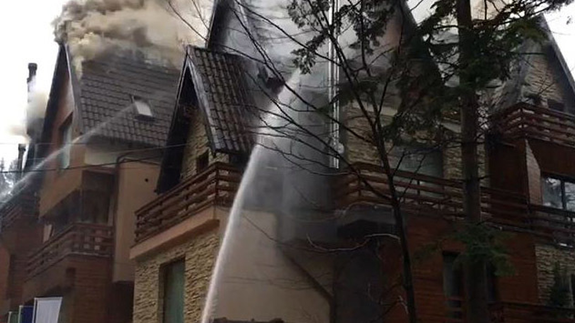 Hotel plin de turişti la Olăneşti, cuprins de un incendiu. 200 de persoane au fost evacuate