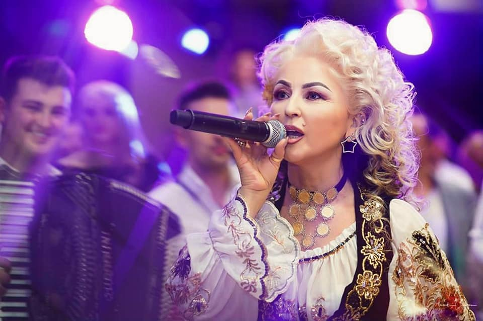 Stana Izbașa și Adi Minune, filmare rară când au fost “îngropați” cu bani la o cântare | VIDEO