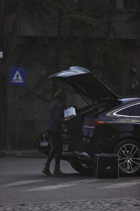 Bianca Drăgușanu a ajuns la atelier și descarcă piese de firmă din portbagajul mașinii sale (Foto: CANCAN.RO)