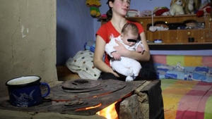 Mamă la 13 ani! Copila a renunţat la şcoală şi îşi creşte bebeluşul într-un grajd