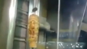 VIDEO CUTREMURATOR! Clientii unui fast-food, serviti cu shaorma de... sobolan!
