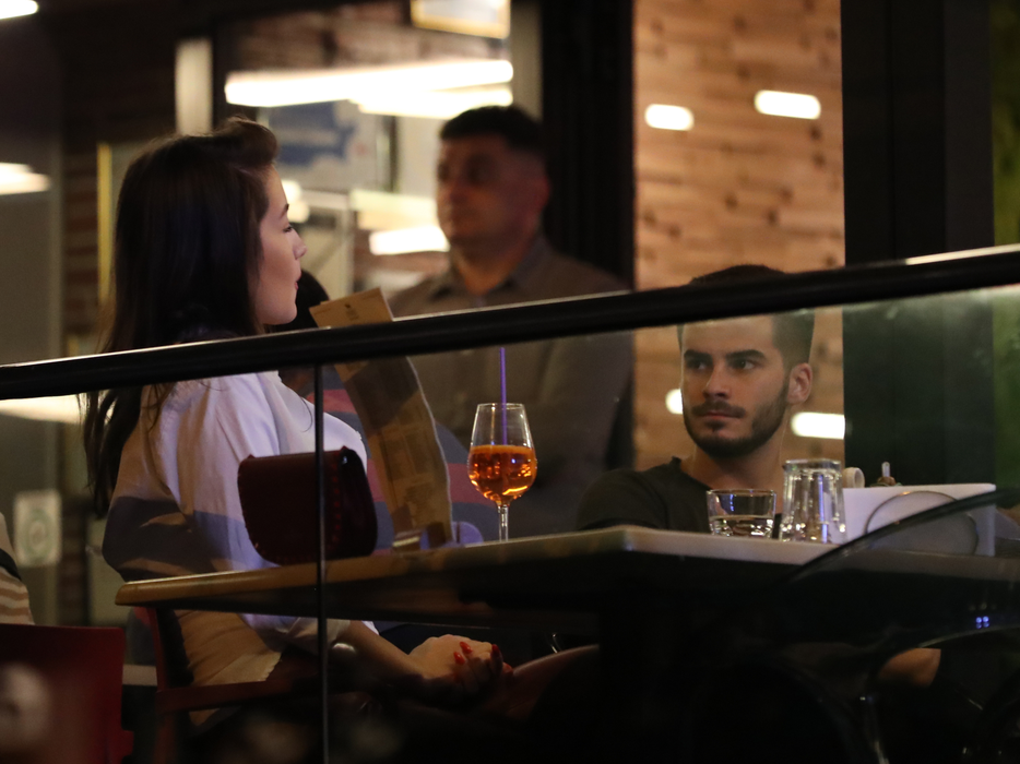 Maria Ale a ieşit în oraş în compania unui tânăr, după ce l-a „tradus“ pe „vânătorul de vedete“ şi s-au despărţit