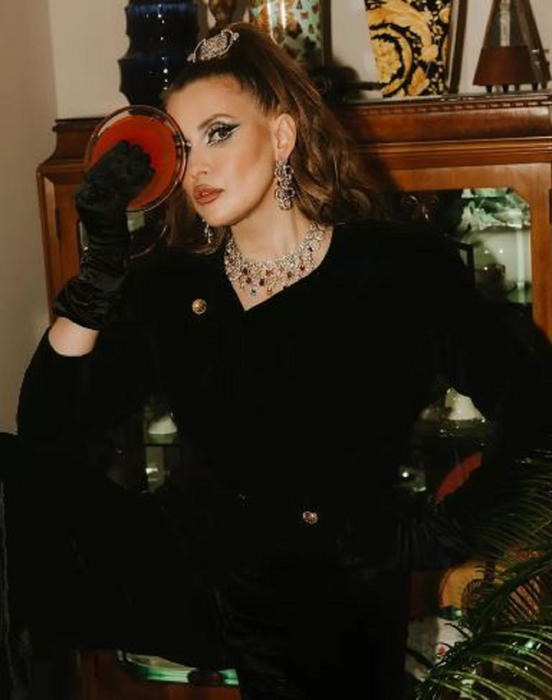 Cum arată casa de lux a Iuliei Albu? Şi-a făcut grădină exotică din banani şi măslini şi creşte melci africani. FOTO