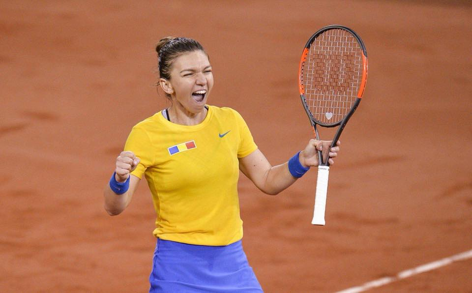 Simona Halep s-a pozat la piscină, la o zi după ce a revenit în țară! Cum arată în costum de baie