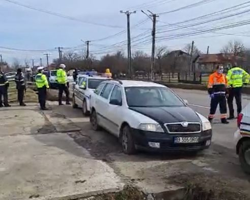 Scene de-a râsu’-plânsu’ în Târgoviște. Un șofer s-a închis 2 ore în mașină, după ce a fost tras pe dreapta de polițiști. Mascații au fost chemați să intervină| VIDEO