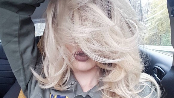 A anunţat că a ”scăpat maşina de tuns în cap”, dar are părul mai lung ca niciodată! Lidia Buble, look surprinzător