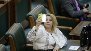 Diana Șoșoacă, scandal la poarta unui spital din Capitală! „Aveți obligația să mă lași să intru, sunt senator al României”