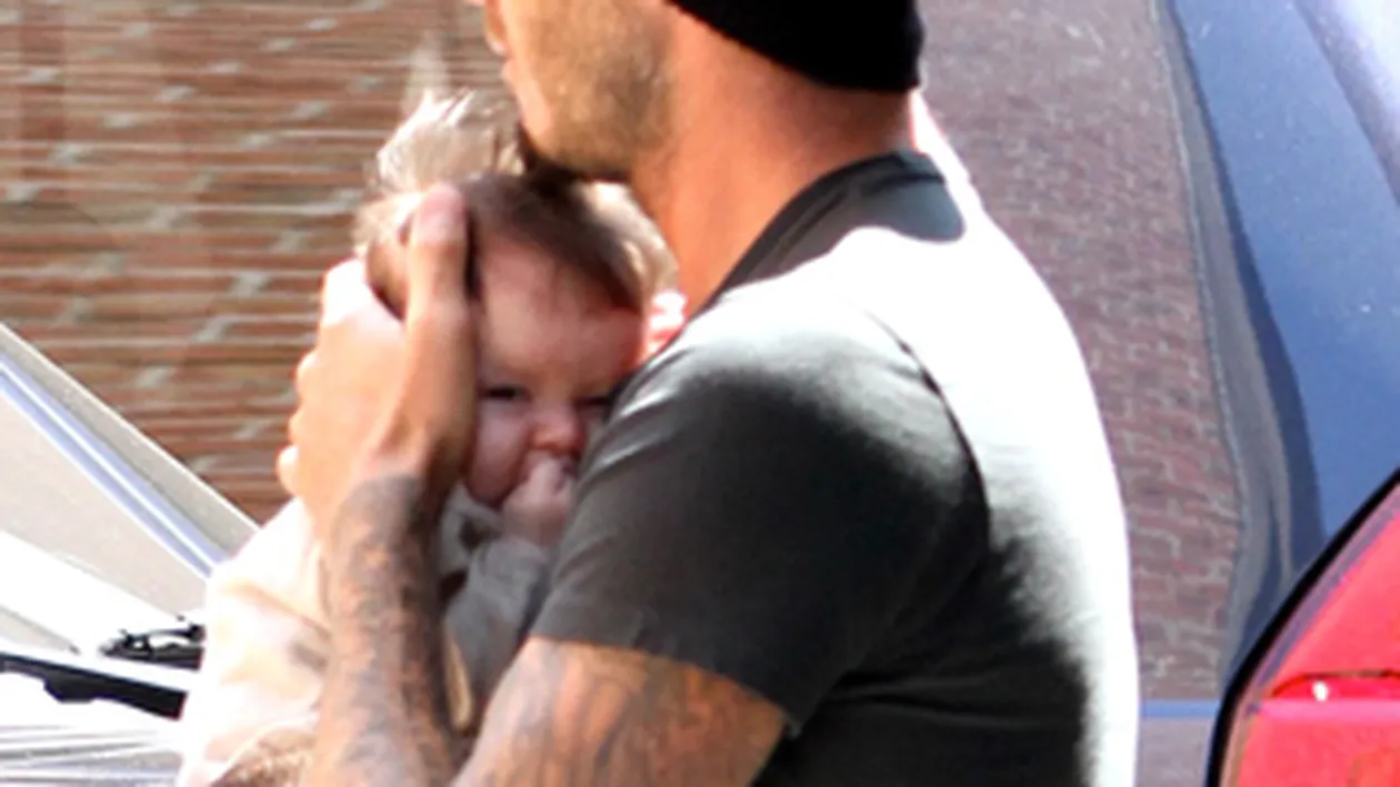 Uite ce mandru e David Beckham de fetita lui! A scos-o deja pe  Seven la cumparaturi alaturi de restul familiei!