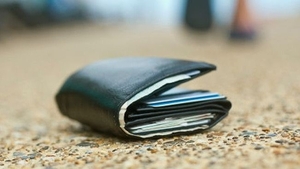 Două fete din Timiș au ajuns vedete după ce au predat la poliție un portofel cu 3.000 de euro, găsit pe o bancă