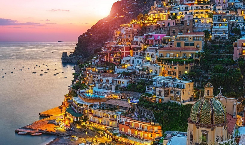 Positano, unul dintre cele mai fotografiate locuri de pe coasta amalfitană, vizitat şi de noua doamnă Micula