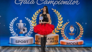 Raisa, câștigătoarea trofeului „Performanță și Excelență în muzică”, la doar 15 ani! Helmut Duckadam, printre cei prezenți la evenimentul care a premiat micii campioni ai României