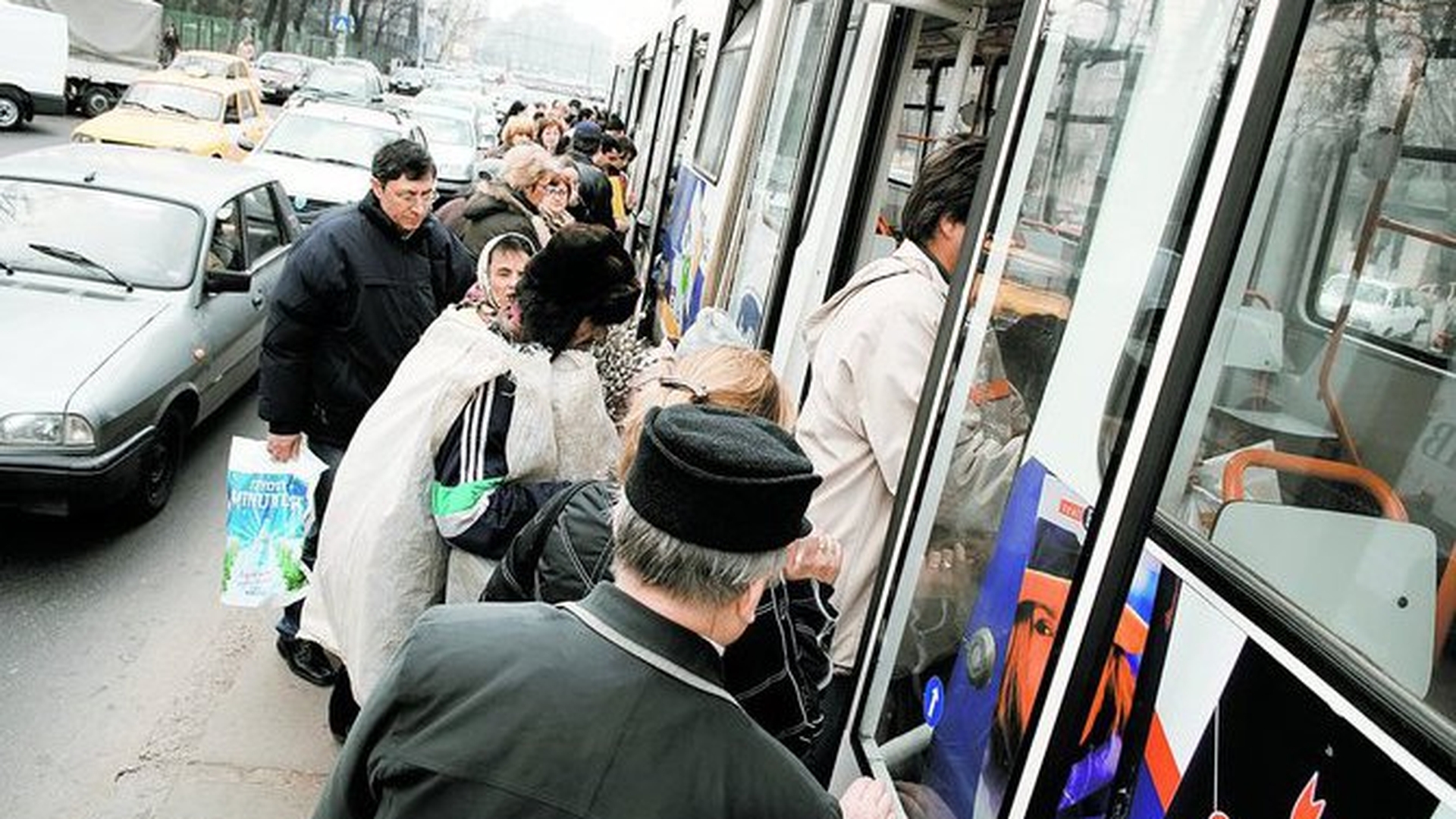 Pensionarii vor avea carduri cu cip pentru reduceri la transport