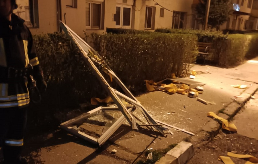 Panică în miez de noapte! Explozie urmată de incendiu într-un bloc din Târgoviște