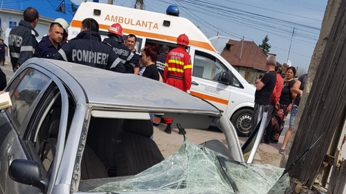 Accident cumplit la Tărtășești, în Dâmbovița. O femeie de 34 de ani și un copil, grav răniți