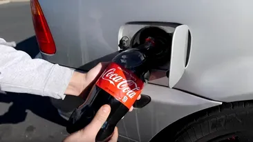 VIDEO /  A turnat doi litri de Coca-Cola în rezervorul maşinii, apoi s-a urcat la volan. Ce-a urmat: Aceasta e următoarea alternativă în locul benzinei