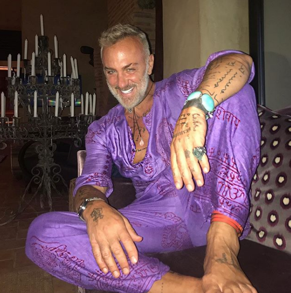 Gianluca Vacchi, kiki challenge în costum de baie pentru femei și… tocuri