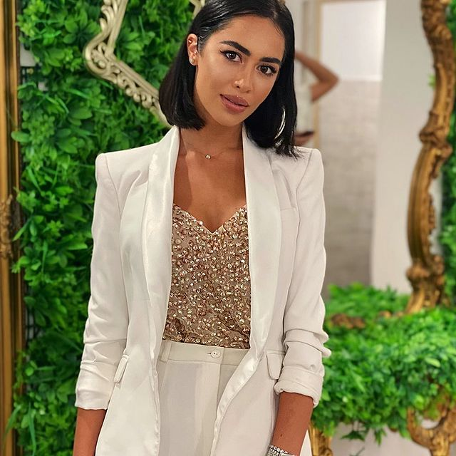 Fie că este decoltată, mulată sau chiar mai „îmbrăcată”, Bianca arată demențial!