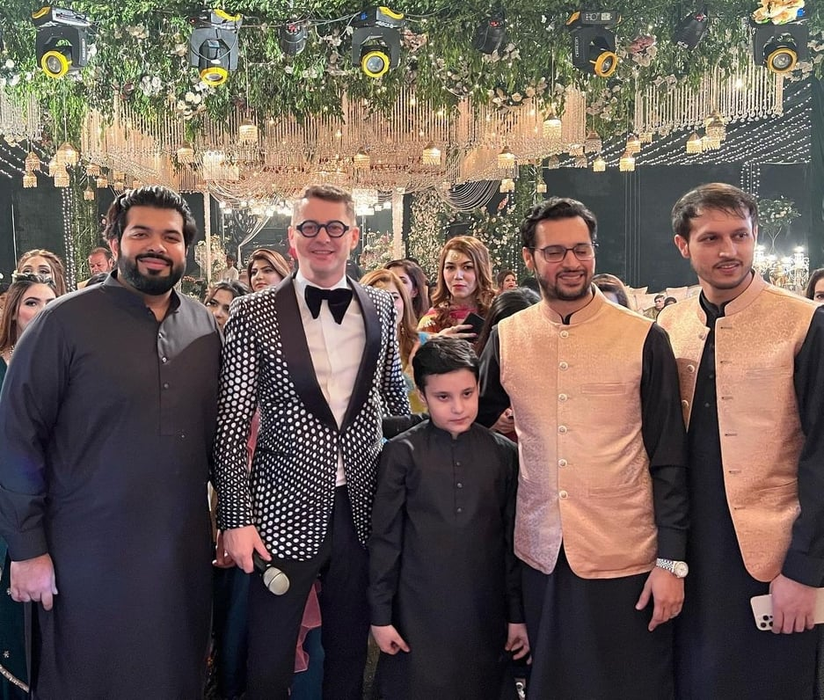 Adrian Sînă a făcut show peste hotare! Artistul a cântat la o nuntă de pakistanezi. „Parcă am fost într-un film la Bollywood”