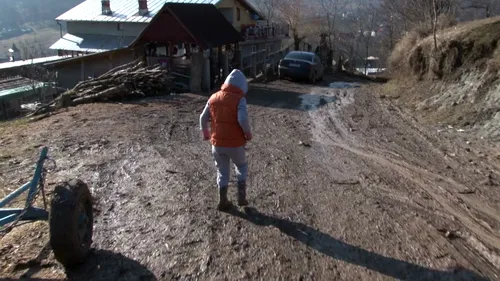 VIDEO. Zeci de familii din Dâmboviţa, obligate să meargă zilnic 1,5 kilometri prin noroi. Nici ambulanţele nu pot ajunge aici