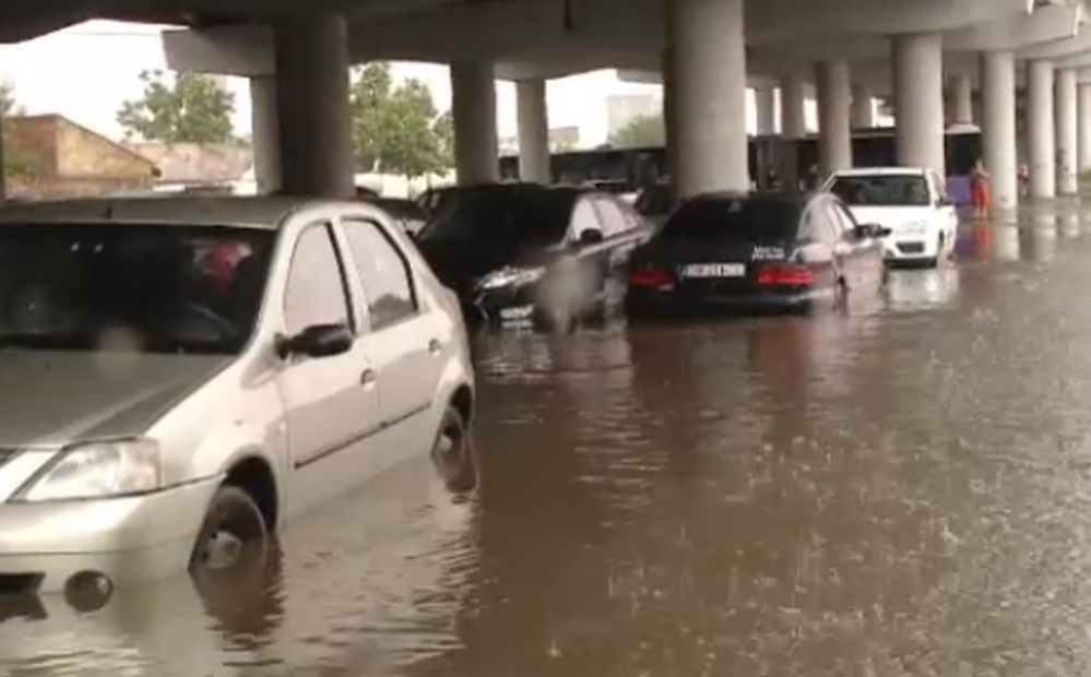 Timișoara, inundată după o ploaie torențială! Traficul a fost blocat