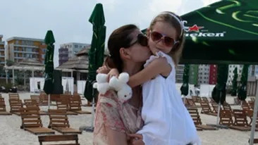 Libere la mare! Monica si Irina s-au distrat pe plaja