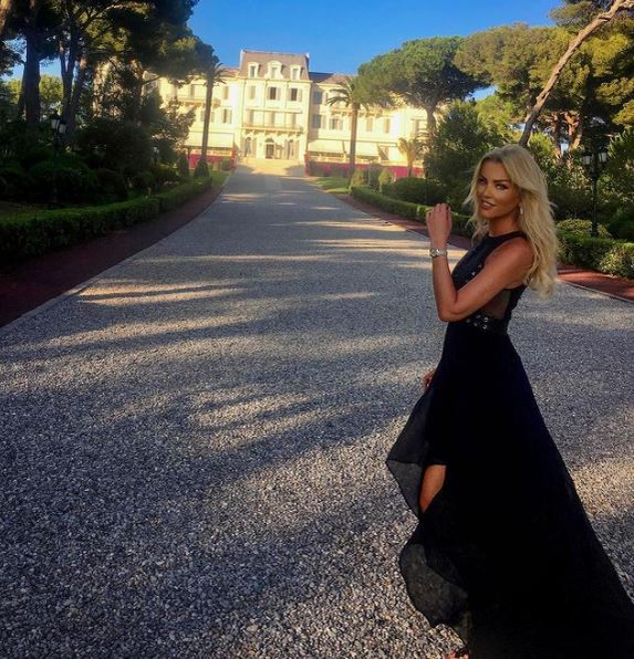Cristina Szeifert a împlinit 40 de ani și arată senzațional: “Iubitul meu m-a cerut deja”. Mesajul emoționant primit de la sora ei, Brigitte Pastramă | FOTO