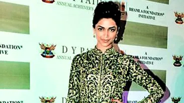 Deepika Padukone, inedita pe covorul rosu! Traditionala, dar cu sandale de fite