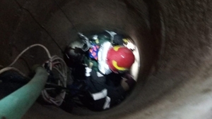 O femeie din Argeș s-a aruncat în fântână. Salvatorii au reușit să o scoată vie de la nouă metri adâncime
