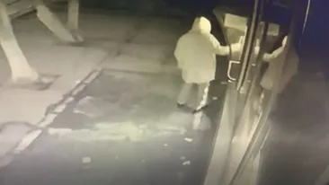 Colecție de infracțiuni, într-o noapte. A distrus mai multe mașini, a încercat să spargă o bancă și un bancomat. Apoi a jefuit un magazin. VIDEO