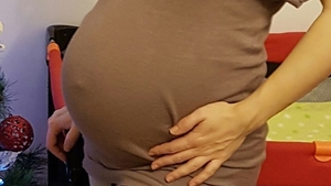 Primele imagini cu burta de gravidă a unei artiste de la noi, după ce a născut în secret: ”O să fac nunta anul viitor”