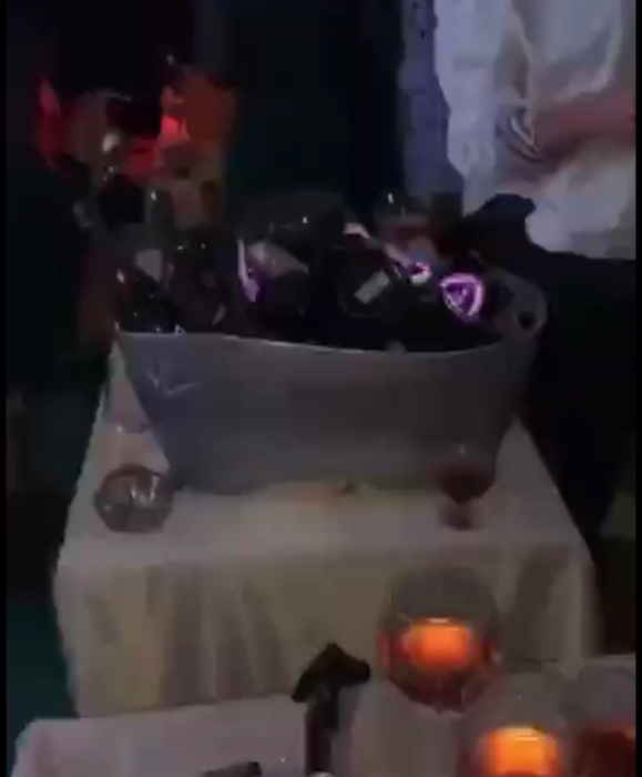 ”Binefăcătorul” Biancăi Drăgușanu a împăcat-o pe iubita oficială
cu o ”duzină” de Dom Perignon la NUBA
