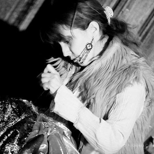 Daniela își creează singură costumele de scenă