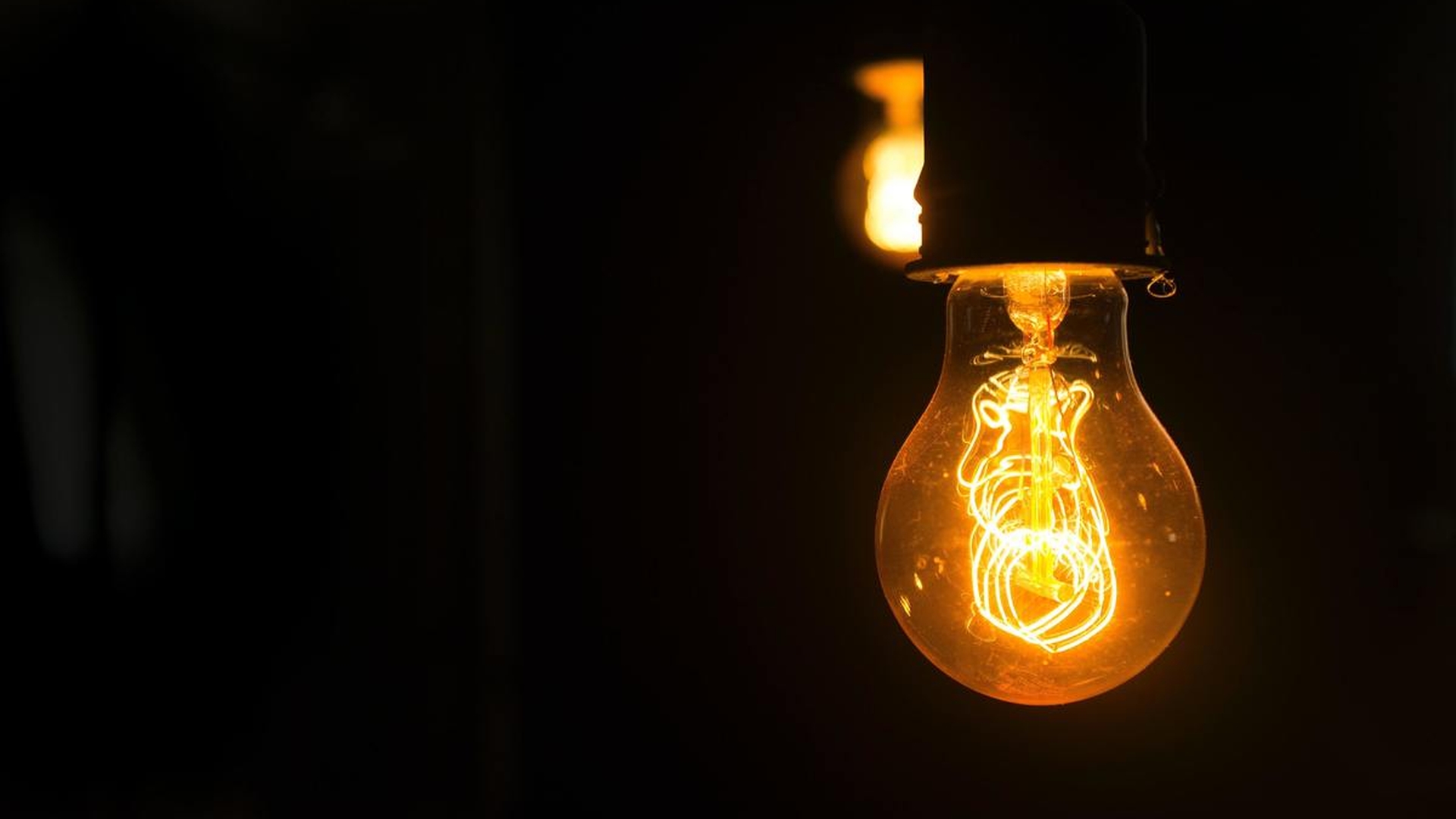 Zăpada abundentă a lăsat în beznă o mulțime de români! 122 de localități din 7 județe au rămas fără curent electric