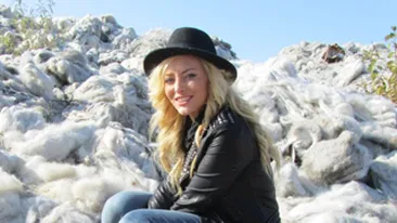 Delia Matache este mare gospodina! Ii place sa spele vasele in vazul lumii!