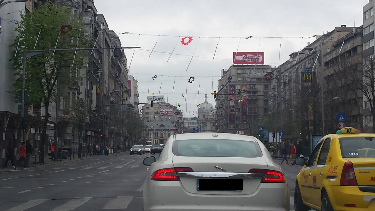 Primele imagini! Bucurestiul, impodobit de Paste! Floricele, iepurasi, fluturasi si luminite!
